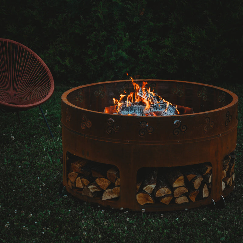 GrillSymbol_Corten_Steel_Fire_Pit_Antigo_fire_at_night