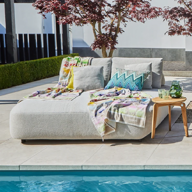 Blocchi_daybed_by_pool_view