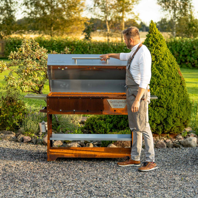 Chef-XXL_man_opening_lid