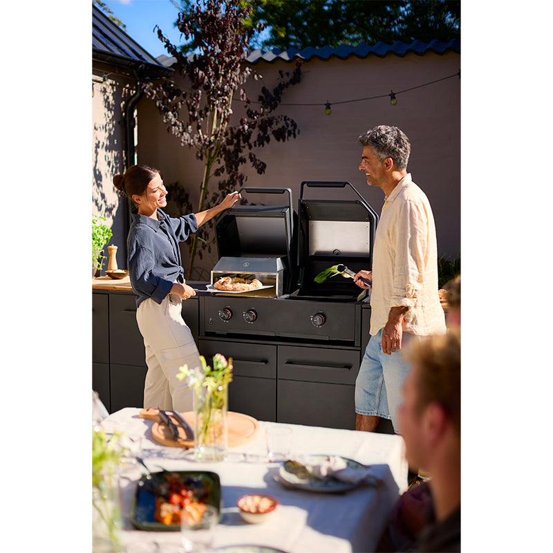 Cozze Quattro 900 2 people cooking food
