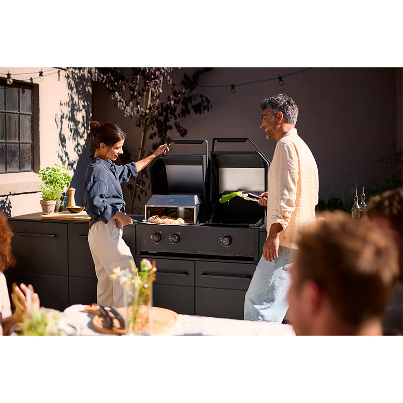 Cozze Quattro 900 2 people cooking food on 2 grills