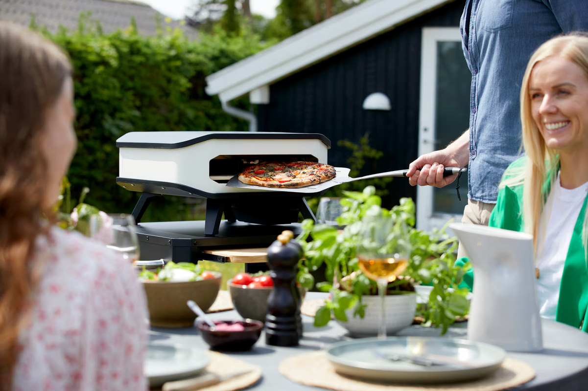Cozze pizza oven cooking outside
