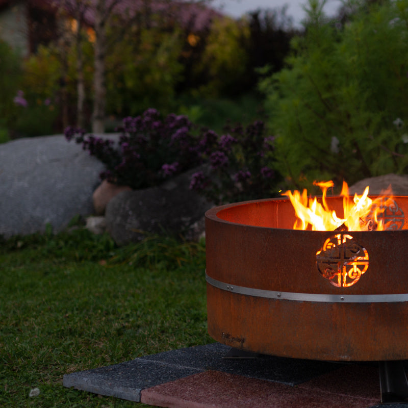 GrillSymbol_Corten_Steel_Fire_Pit_Lucas_with_fire_at_night