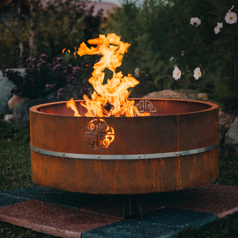 GrillSymbol_Corten_Steel_Fire_Pit_Lucas_with_fire