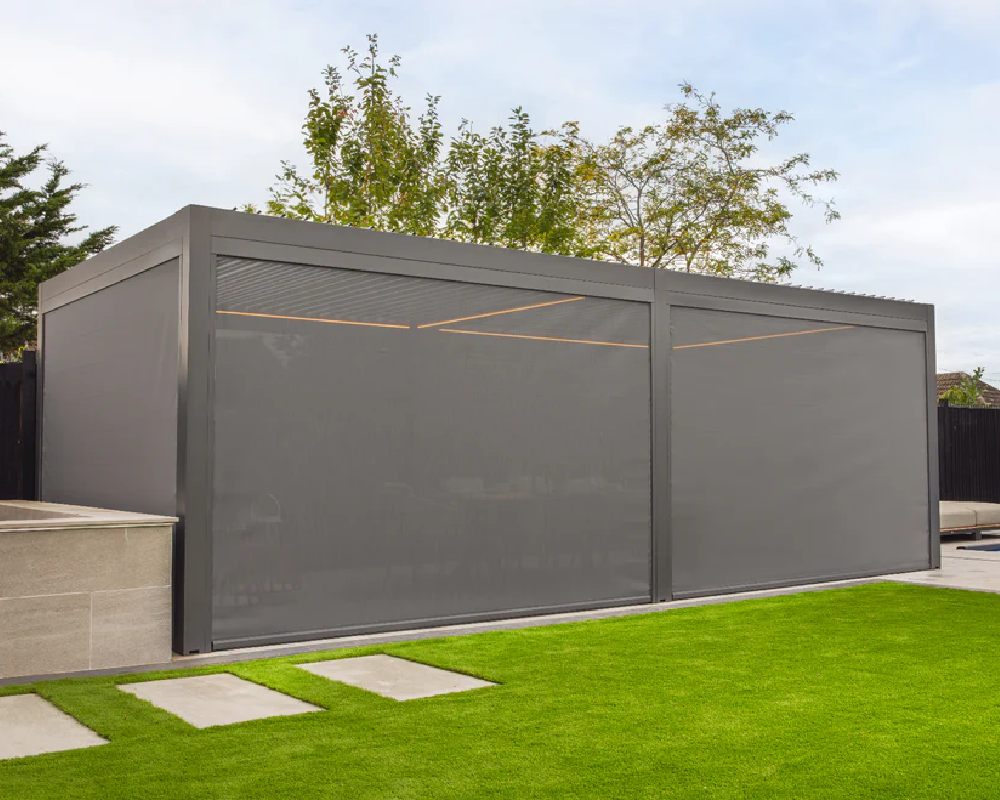 Luxe_louver_screens_down_view