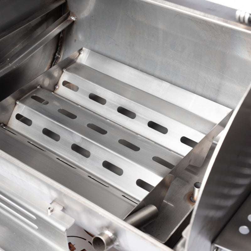 Smoky-BeastSilver_under_plates_view