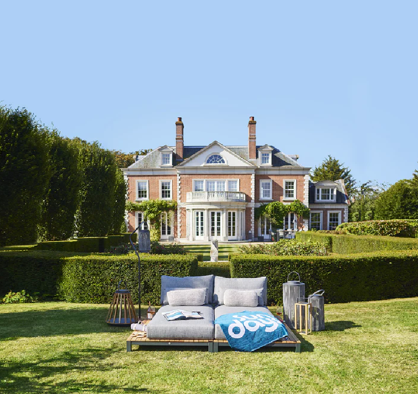 SunsLifestyle-evora-daybed-on_lawn_view