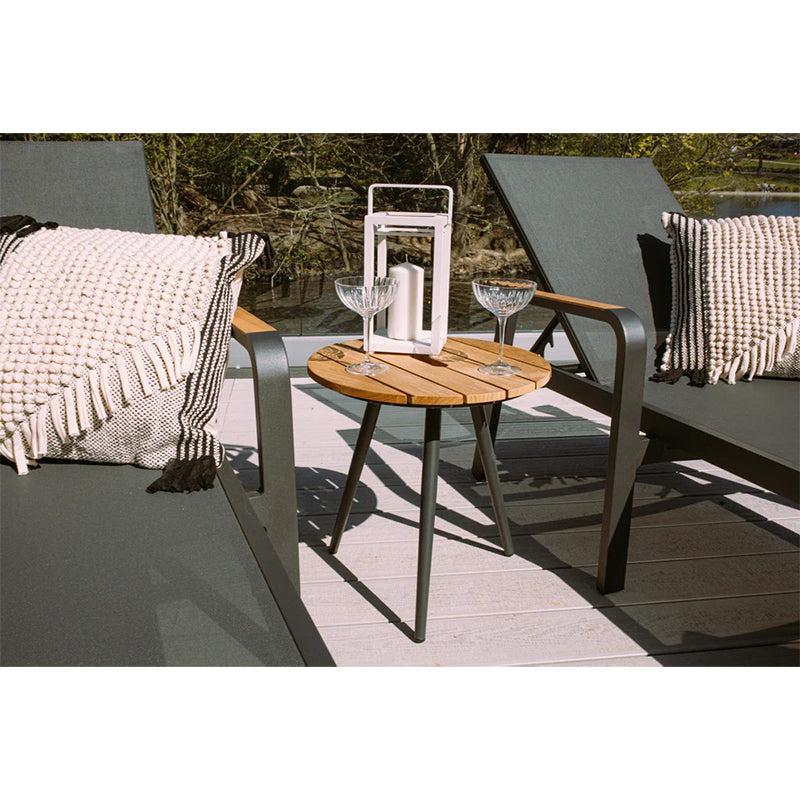 sunslifestyle-tutti-lounger-black-with-glasses