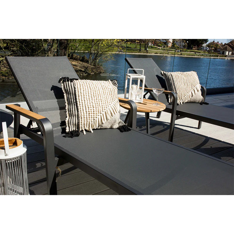 sunslifestyle-tutti-lounger-side-black-with pillows